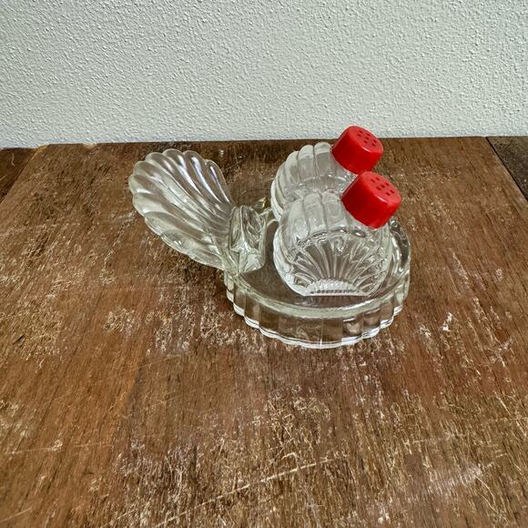 Vintage Clear Glass SeaShell Turkey Feather Salt and pepper Set red caps - Picture 8 of 9